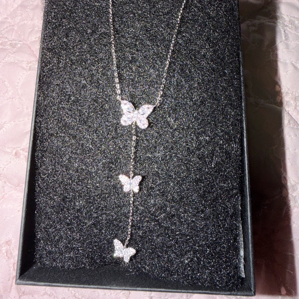 BNWT💖Butterfly necklace